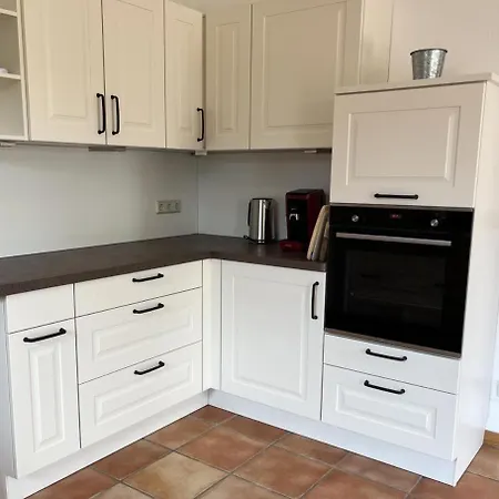 In Mit Eingezaeuntem Gartenbereich Fuer Hunde Nyaraló