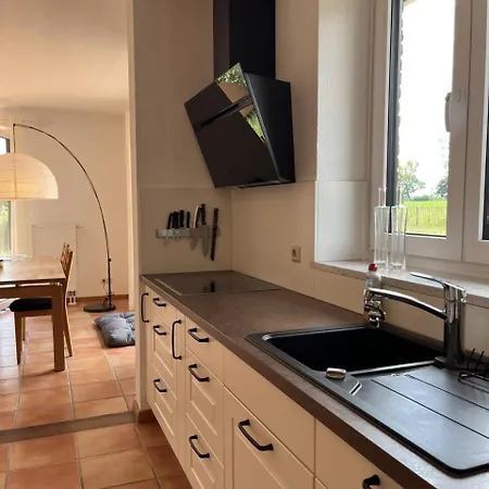 In Mit Eingezaeuntem Gartenbereich Fuer Hunde Nyaraló