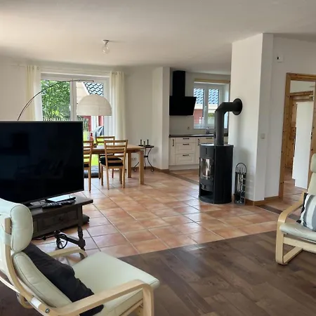 In Mit Eingezaeuntem Gartenbereich Fuer Hunde