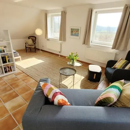 In Mit Eingezaeuntem Gartenbereich Fuer Hunde *