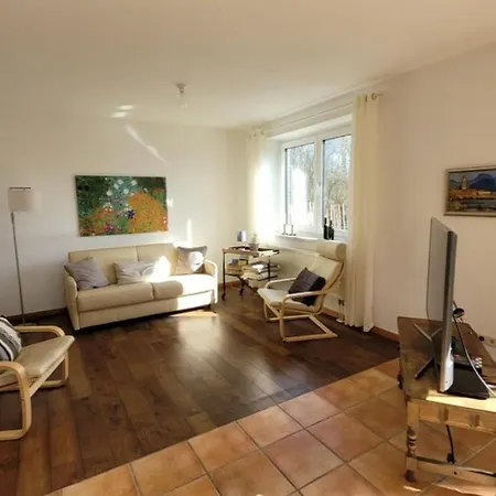 In Mit Eingezaeuntem Gartenbereich Fuer Hunde Kronsgaard