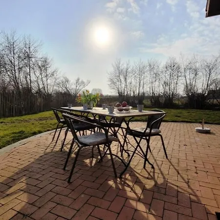 In Mit Eingezaeuntem Gartenbereich Fuer Hunde Nyaraló