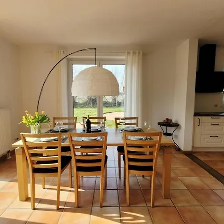 In Mit Eingezaeuntem Gartenbereich Fuer Hunde *