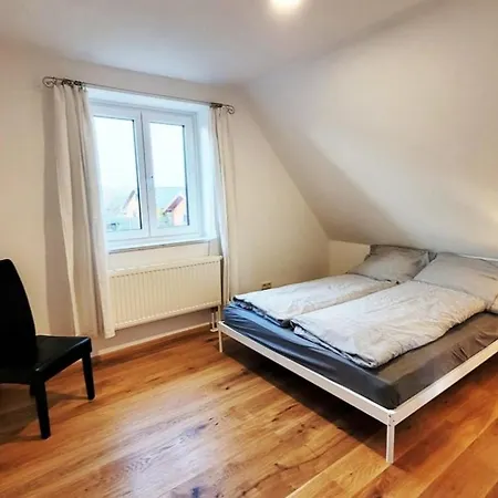 In Mit Eingezaeuntem Gartenbereich Fuer Hunde