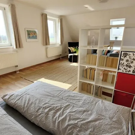 In Mit Eingezaeuntem Gartenbereich Fuer Hunde *